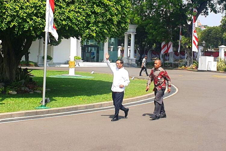 Pakai Kemeja Putih, Mahfud MD Hadir di Istana