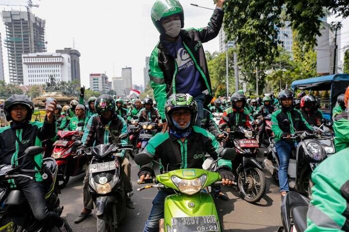 Aturan Tentang Ojek Online dan Regulasi Mengenai Harga Tiket Penerbangan