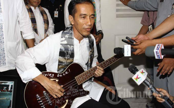 Basuki Diajak Jokowi Makan Siang 'Ditemani' Metallica &amp; Queen