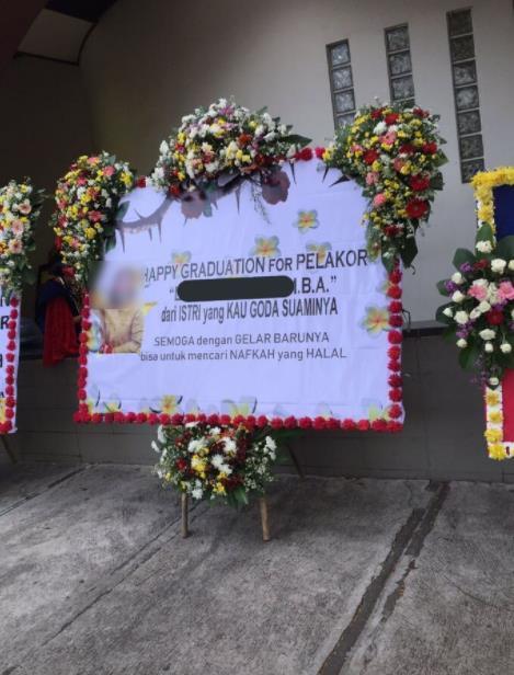 Ketika Karangan Bunga Jadi Tempat Pelampiasan Emosi