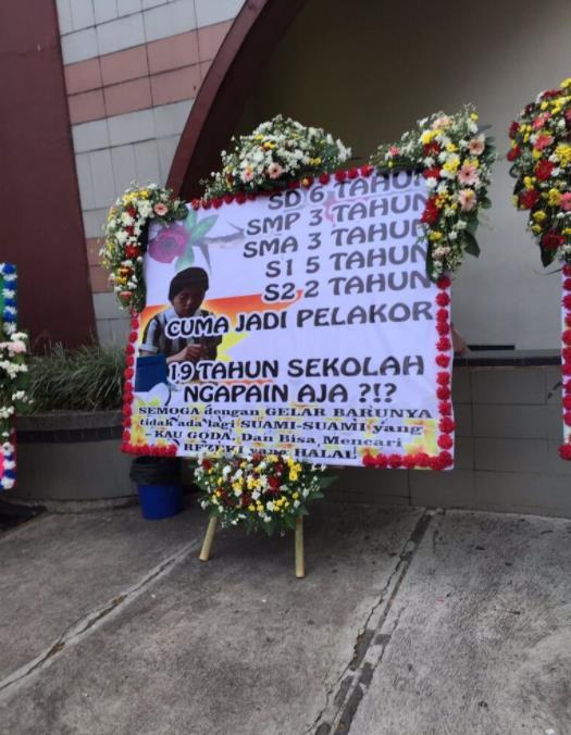 Ketika Karangan Bunga Jadi Tempat Pelampiasan Emosi