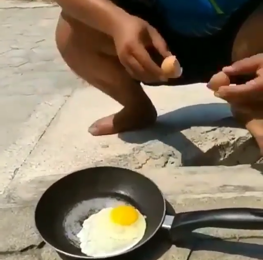 Cuaca Terlalu Panas Sampai Bisa Untuk Menggoreng Telur, Lihat Video Viral Ini Gan! 