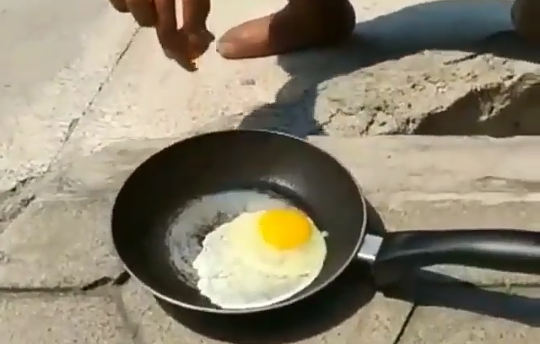 Cuaca Terlalu Panas Sampai Bisa Untuk Menggoreng Telur, Lihat Video Viral Ini Gan! 