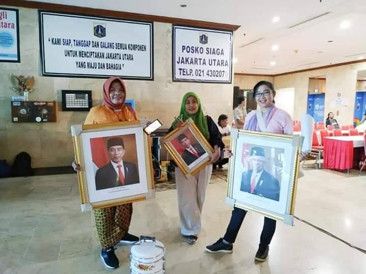 Emak-Emak Keren Menyumbang Foto Presiden-Wapres Baru Di Kantor Walikota Jakarta Utara