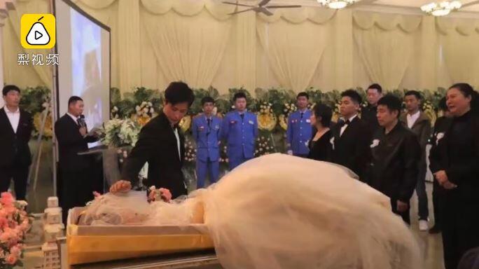 Wanita ini meninggal dunia jelang pesta pernikahan, suami ubah pemakaman jadi resepsi