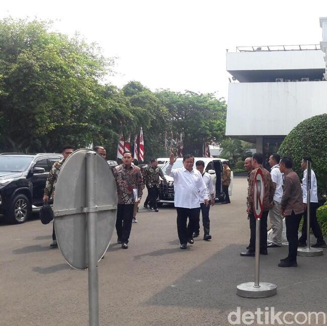 Menteri Lain Sudah Bermobil Dinas, Prabowo-Nadiem Masih Naik Mobil Pribadi