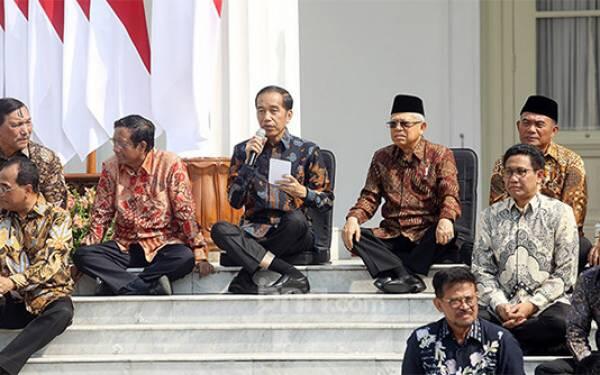 Ternyata Ini Alasan Jokowi Umumkan Menteri Sambil Duduk di Tangga, Bikin Mengakak