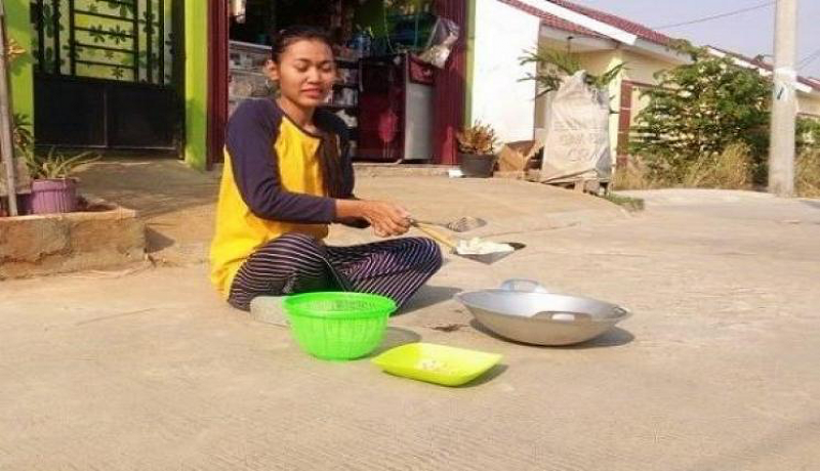 Viral, Warga Bekasi Goreng Kerupuk di Bawah Terik Matahari