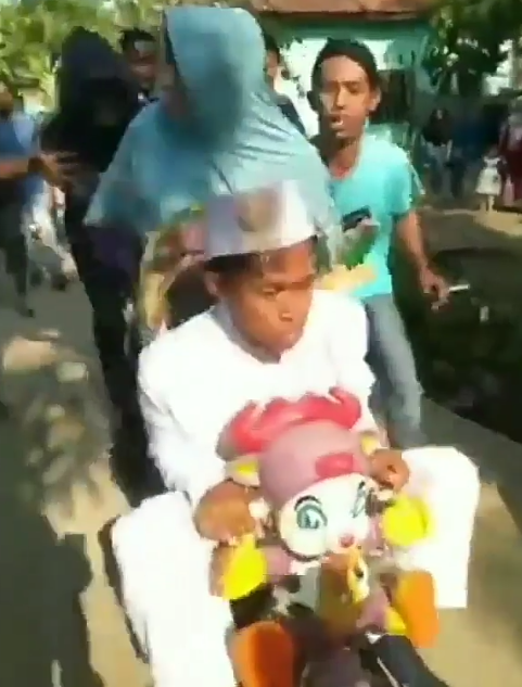 Calon Pengantin Kok Naik Sepeda? Lihat Video Pernikahan Unik Ini, Dijamin Ngakak Gan!