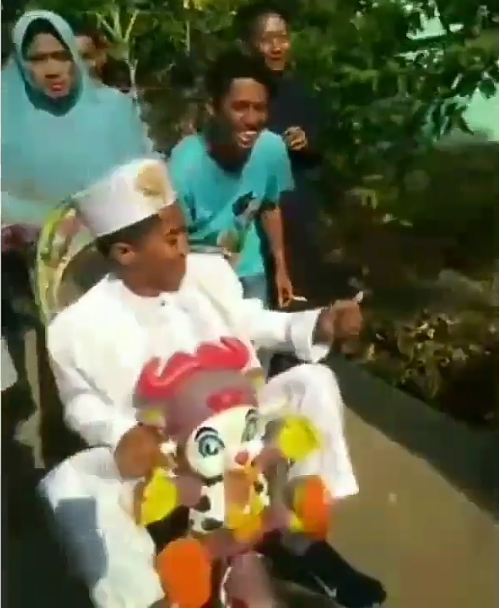 Calon Pengantin Kok Naik Sepeda? Lihat Video Pernikahan Unik Ini, Dijamin Ngakak Gan!