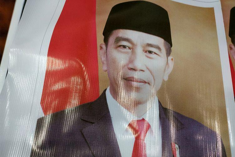 Di Gedung DPR Aceh, Foto Presiden dan Wakilnya Dicetak dari Bahan Spanduk