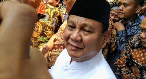 Dikepung Jamaah Sehabis Salat Jumat, Prabowo Diteriaki Presiden