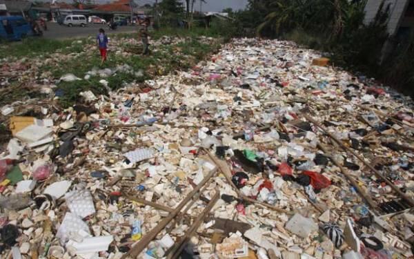 Hiii, Kali Berubah jadi Daratan Sampah