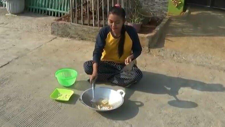 Kembali Viral! Seorang Ibu Menggoreng Kerupuk Dengan Panas Matahari, Apa Mateng Nih?