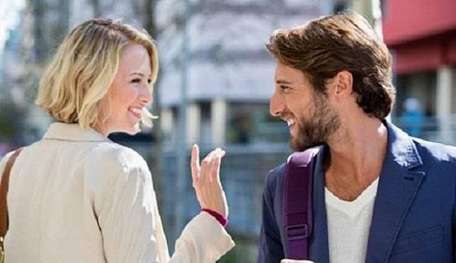 4 Kebiasaan Santun di Indonesia yang Dianggap Kasar di Negara Lain, Apa Saja, ya?