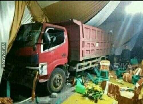 Antara Ngakak & Prihatin. Foto Pernikahan Ngenes Akibat Doa Mantan, Menurut Gansist?
