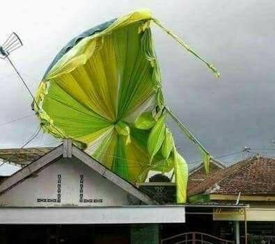 Antara Ngakak & Prihatin. Foto Pernikahan Ngenes Akibat Doa Mantan, Menurut Gansist?