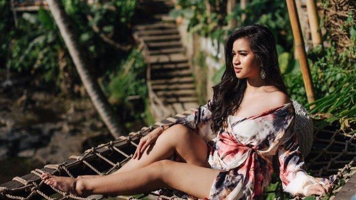 Intip Pose Hot Putri Amelia