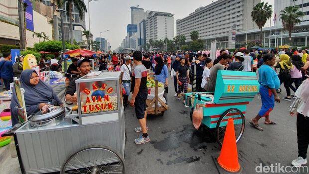 PKL di CFD Bundaran HI Jualan di Tengah Jalan, Masyarakat Terganggu