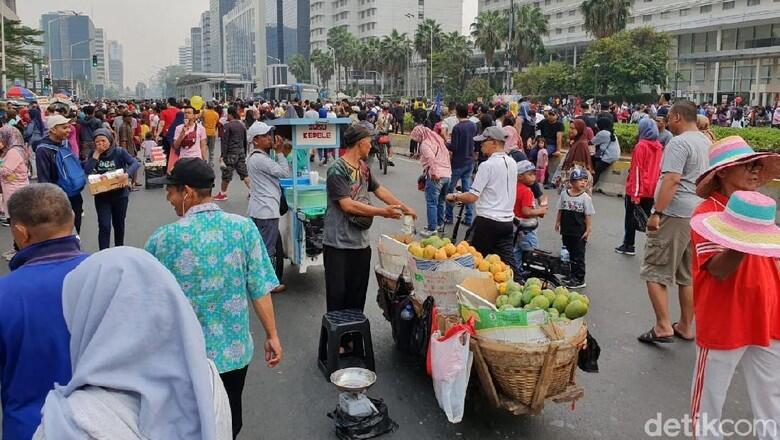 PKL di CFD Bundaran HI Jualan di Tengah Jalan, Masyarakat Terganggu