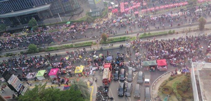 PKL di CFD Bundaran HI Jualan di Tengah Jalan, Masyarakat Terganggu