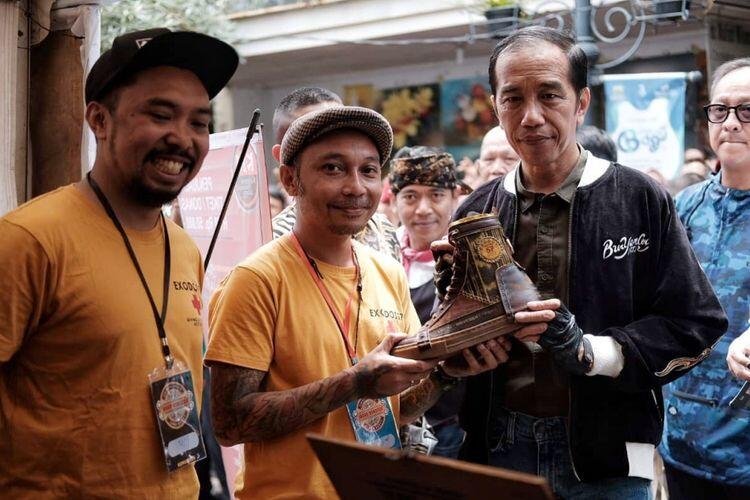 EXODOS57: Sepatu Kulit nan Unik Ala Anak Negeri