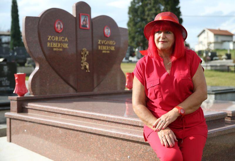 Wanita ini hidup serba warna merah selama lebih dari 40 tahun !!