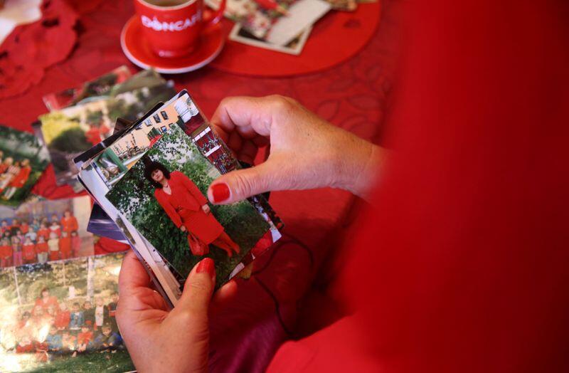 Wanita ini hidup serba warna merah selama lebih dari 40 tahun !!