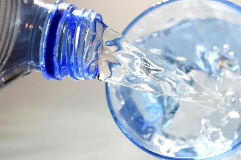  Cuaca Panas Enaknya Minum Ar putih atau Isotonik? Ini Kata Pakar Kesehatan