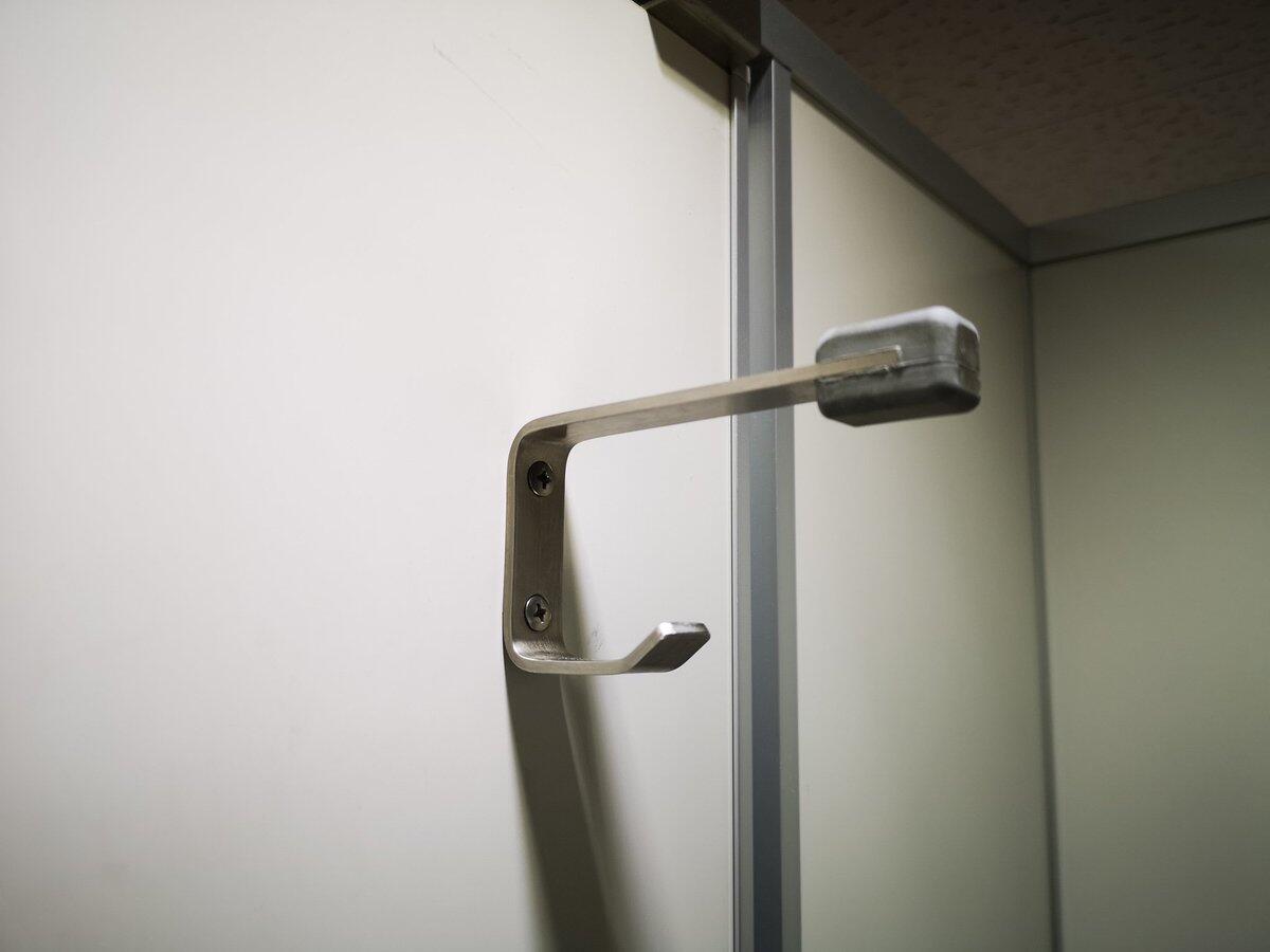 Dua Pengait yang ada di Gantungan Toilet Jepang, ternyata Memiliki Fungsi Tersendiri
