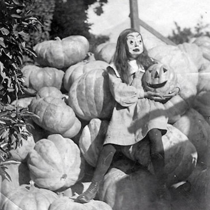 Asli Creepy! Begini Kostum Halloween Zaman Baheula