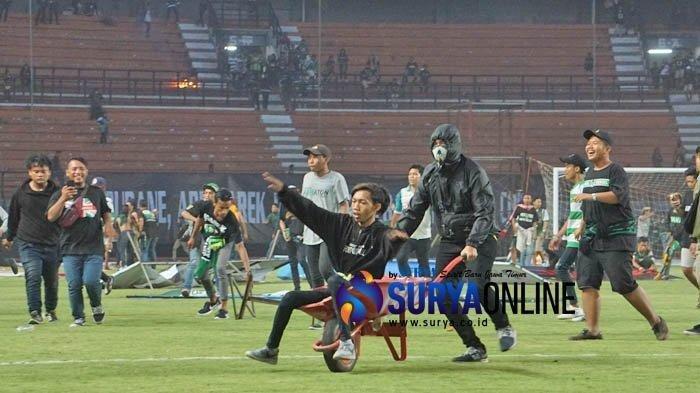 BREAKING NEWS Persebaya Vs PSS Ricuh, Calon Stadion Piala Dunia U-20 Dirusak