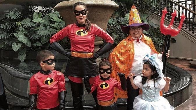 Tampil Dengan Kostum Kartun Lucu Di Malam Halloween? Kenapa Ngga Gan...