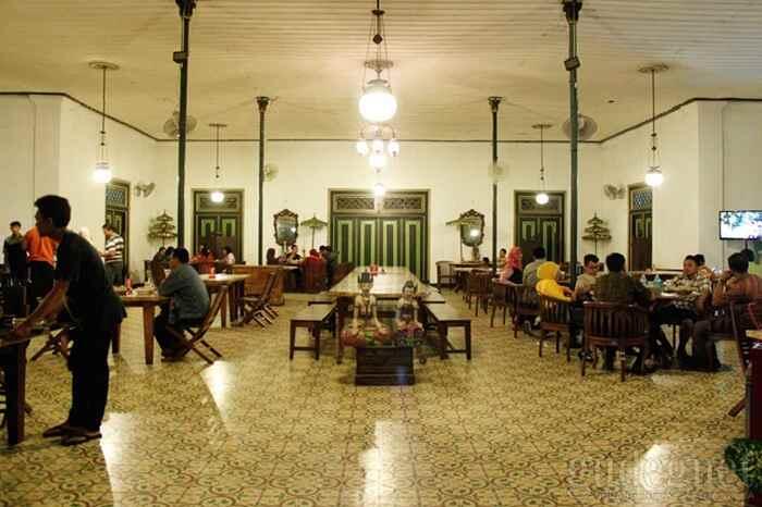 10 Angkringan di Jogja yang Enaknya Ngangenin