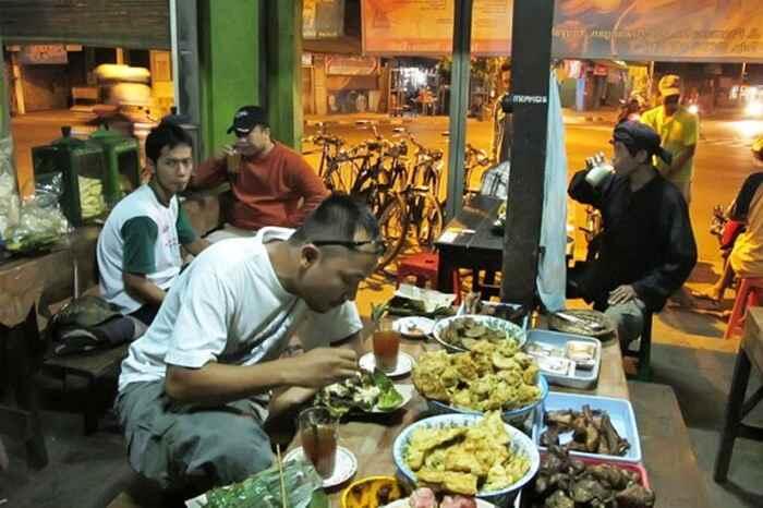 10 Angkringan di Jogja yang Enaknya Ngangenin