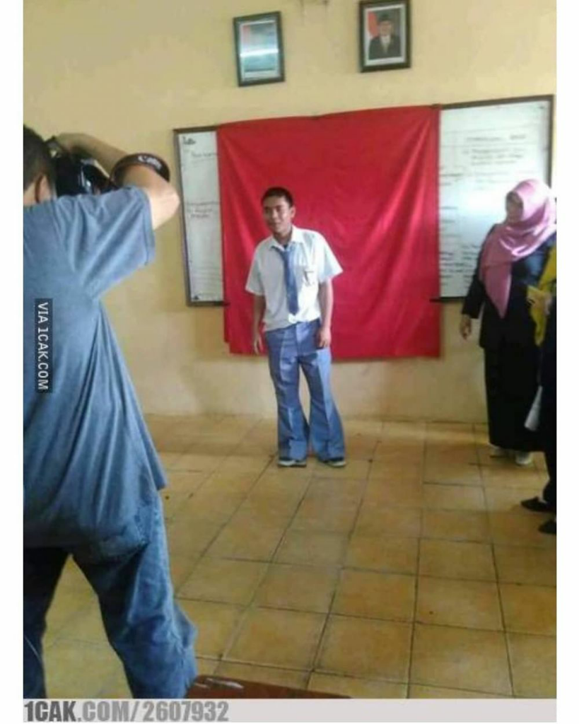 Coba Lihat 10 Cara Nyeleneh Pengambilan Pas Foto Ini, Dijamin Bikin Ngakak Kejang! 