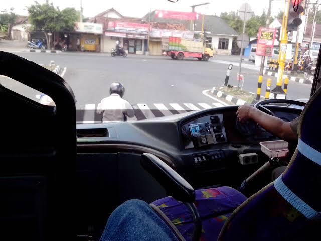 Nostalgia kuy ! Study tour jaman sekolah pilih kursi di bus, kamu sebelah mana ?