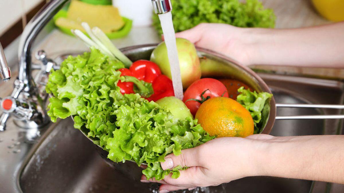 Jangan Simpan Buah atau Sayur Dalam Keadaan Basah di Kulkas