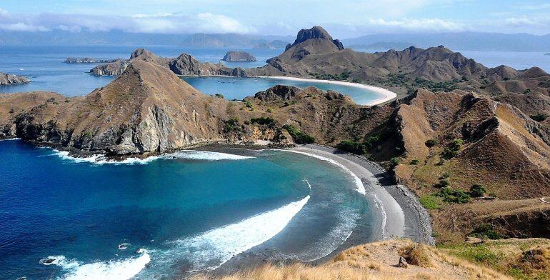 Mengatasi Masalah Kelestarian Alam Di Pulau Komodo Dengan Wisata Premium