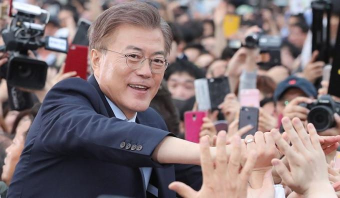 Tidak Mau Kalah dengan Group K-Pop, Presiden Korea Selatan punya Lightstick sendiri