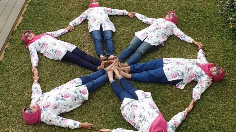 Potret Emak-Emak “Ahli Pose”, Muda-Mudi Kalah Gan