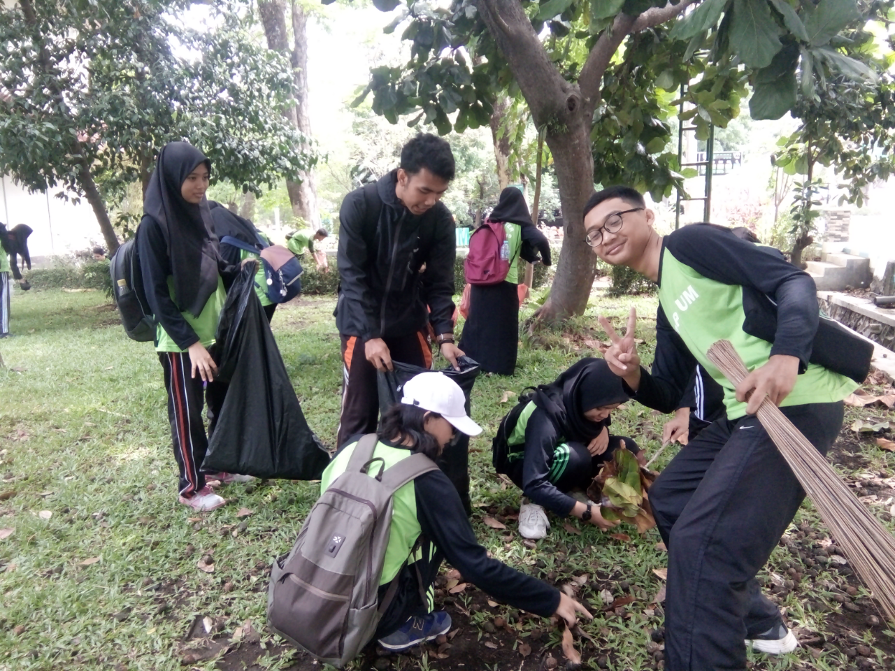 Fakultas MIPA UM Turun Aksi Peduli Lingkungan, Gimana Respon Masyarakat?!