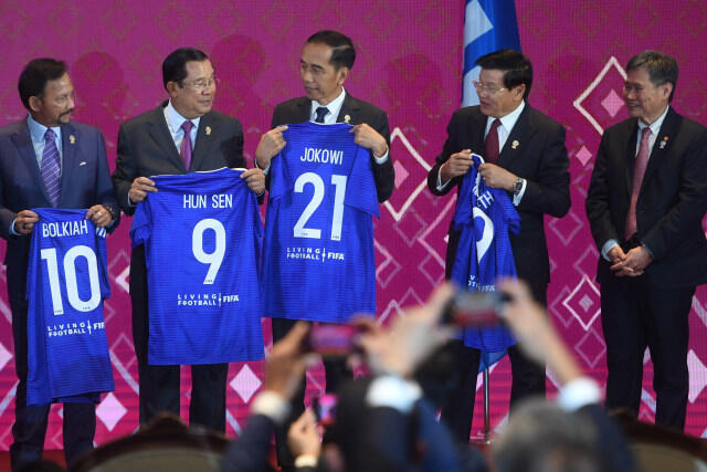 Presiden Indonesia, Jokowi Mendapat Jersey dari FIFA