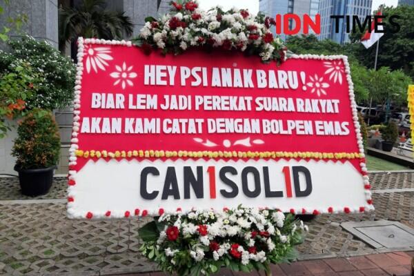 FOTO: Usai Ramai Lem Aibon, Karangan Bunga untuk PSI Penuhi DPRD DKI