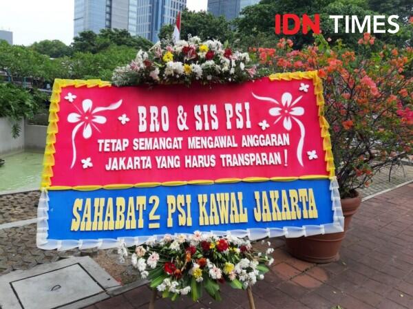 FOTO: Usai Ramai Lem Aibon, Karangan Bunga untuk PSI Penuhi DPRD DKI
