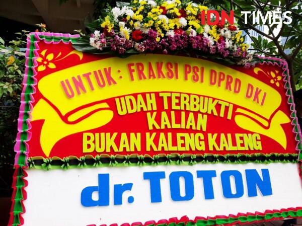 FOTO: Usai Ramai Lem Aibon, Karangan Bunga untuk PSI Penuhi DPRD DKI