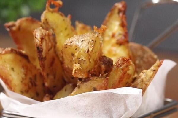 Resep Garlic Parmesan Potato Wedges ala Yummy, Camilan Penggoda Iman