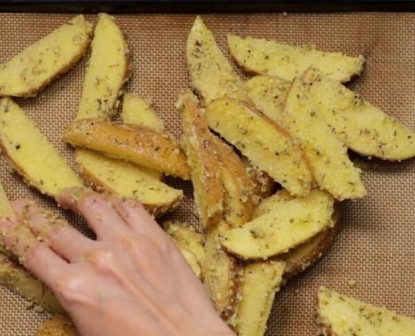 Resep Garlic Parmesan Potato Wedges ala Yummy, Camilan Penggoda Iman