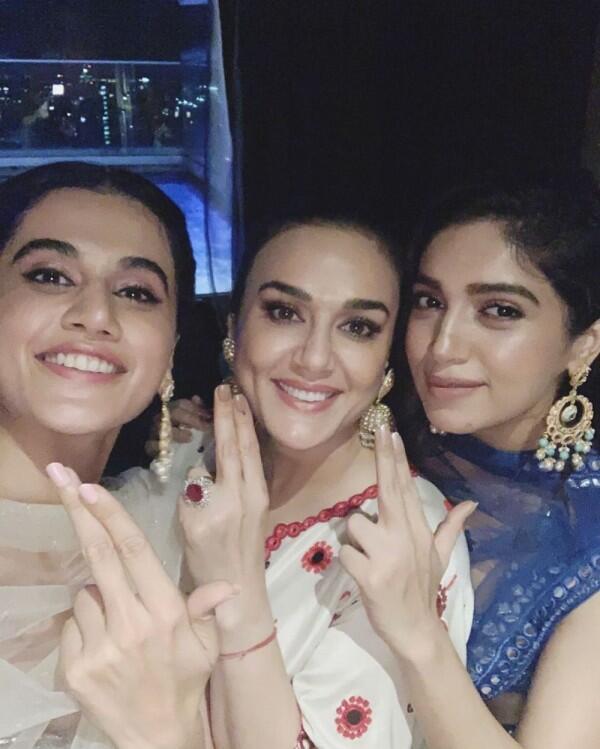 Bareng Kajol hingga Shah Rukh Khan, 10 Momen Seru Diwali Preity Zinta