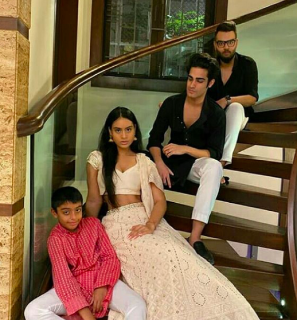 Penuh Cinta, 10 Momen Bahagia Perayaan Diwali Kajol - Ajay Devgn